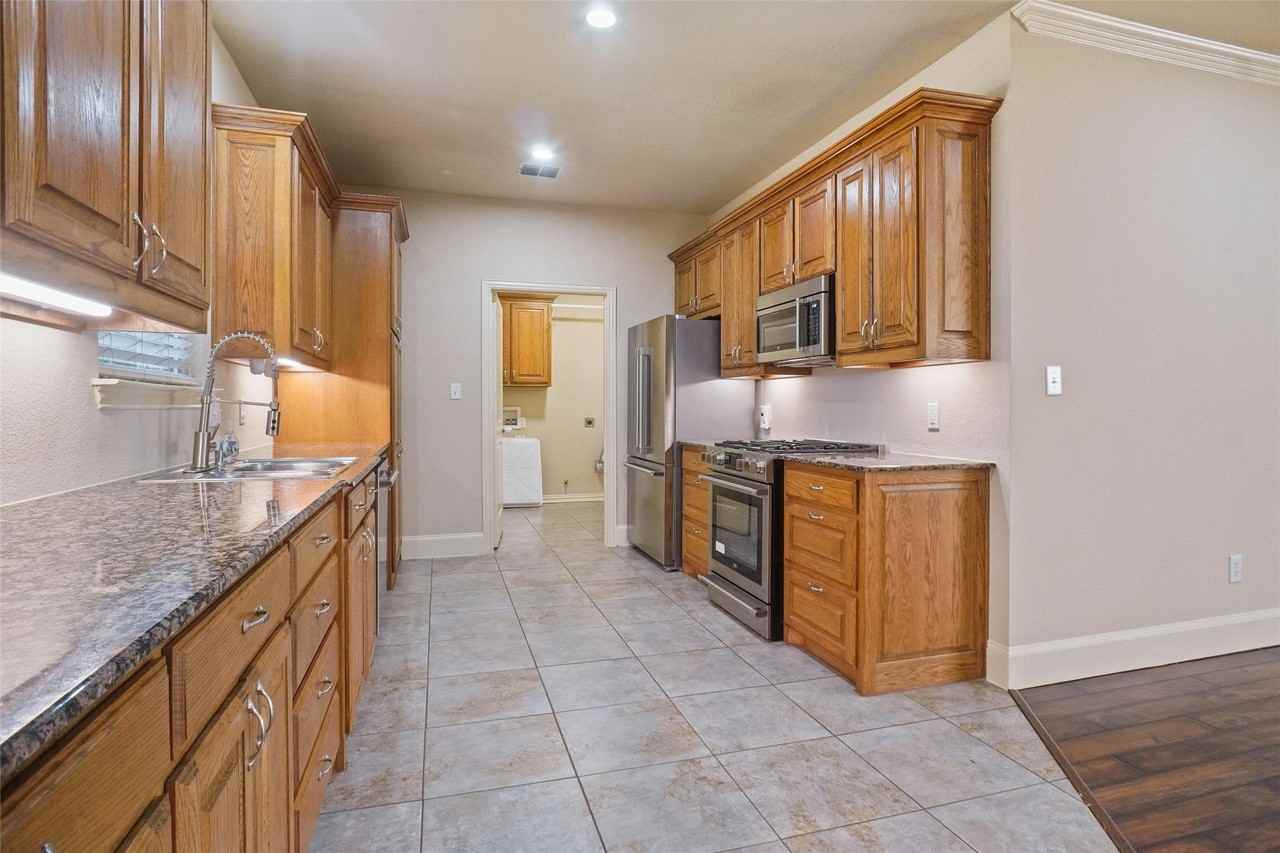 1854 Yorkshire Cir - Photo 7 of 29