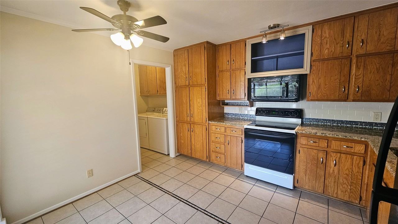 801 Livingston Dr - Photo 2 of 15