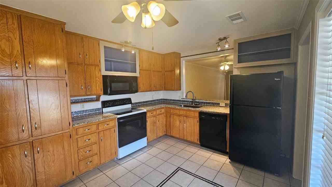 801 Livingston Dr - Photo 3 of 15