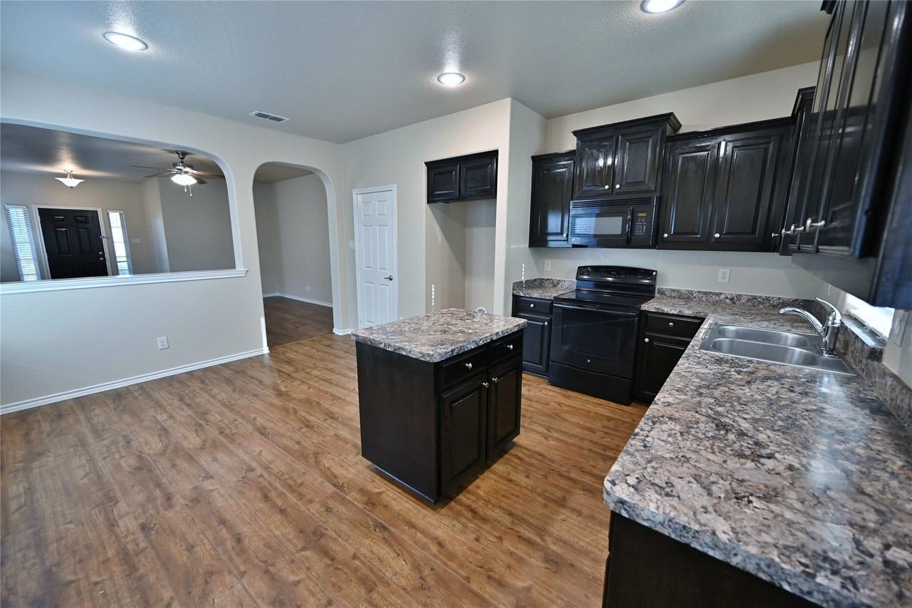 916 Iona Dr - Photo 4 of 40