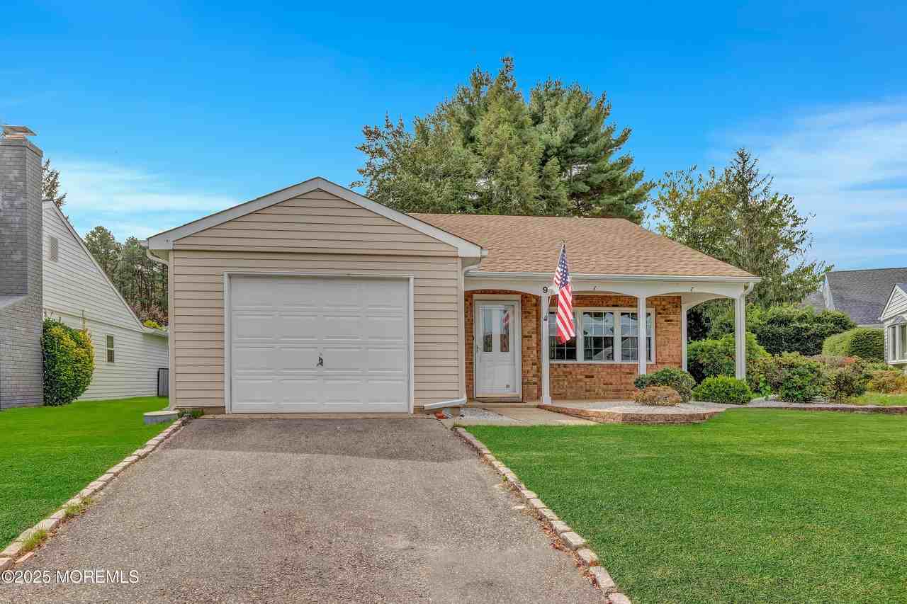 9 Buckingham Drive - Photo 2 of 30