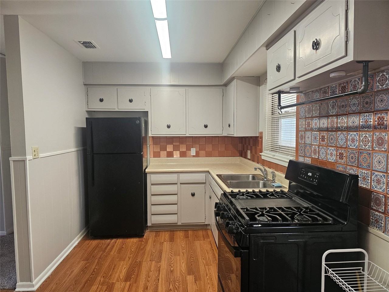 604 E 4th St - Photo 5 of 20