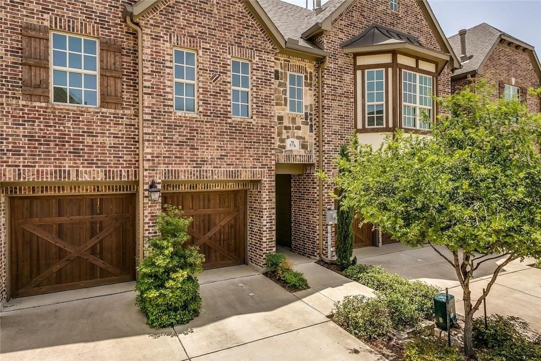 576 Hampshire Dr - Photo 2 of 28