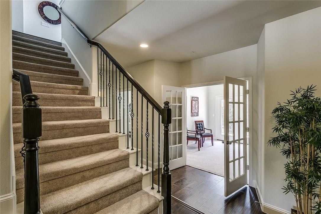 576 Hampshire Dr - Photo 4 of 28