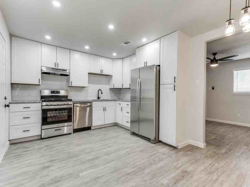 1814 Burke Dr - Photo 4 of 12