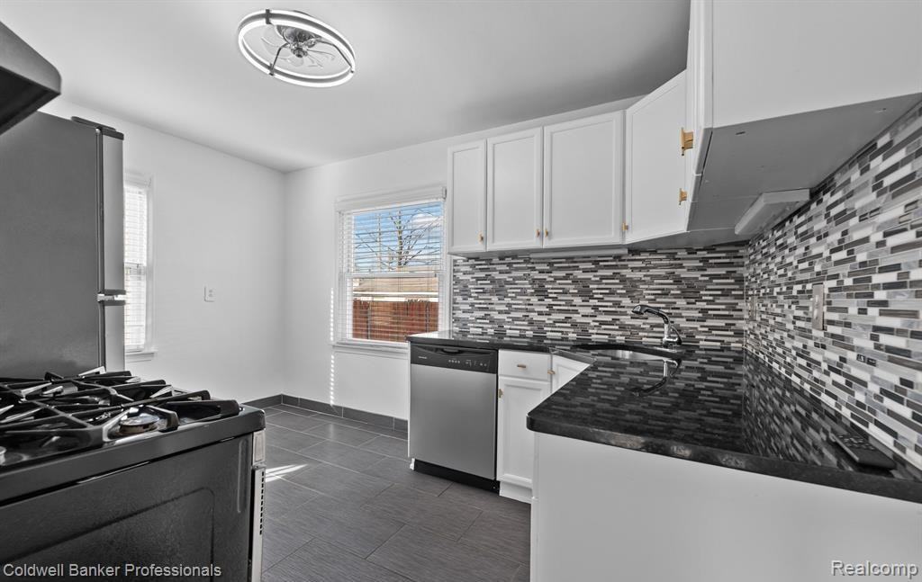 3263 Prairie Ave - Photo 3 of 12