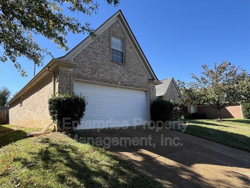 10095 Lynham Cv - Photo 2 of 17