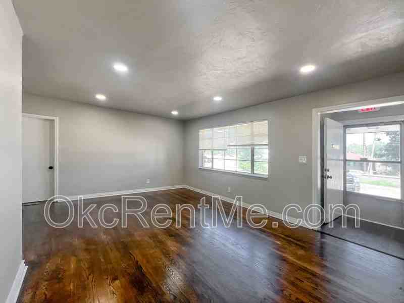 4224 Nw 23rd St - Photo 4 of 9