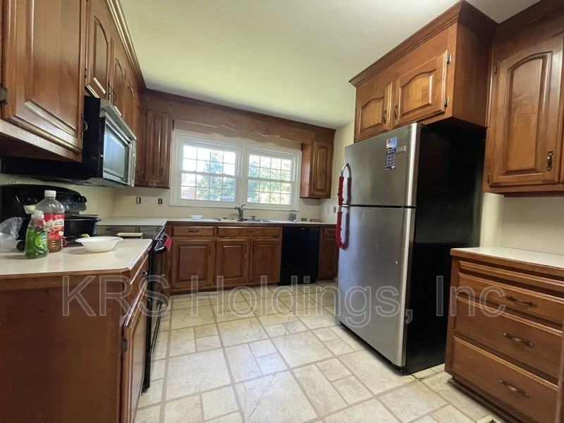 6 Colgate Cir - Photo 3 of 17