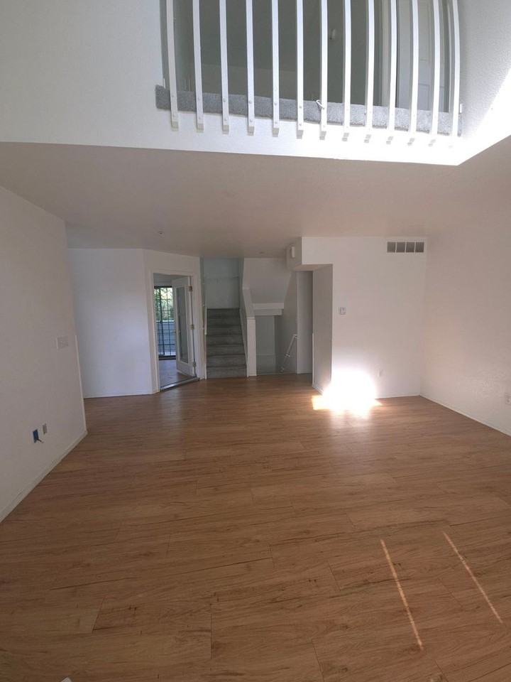 833 18th St - Photo 3 of 12