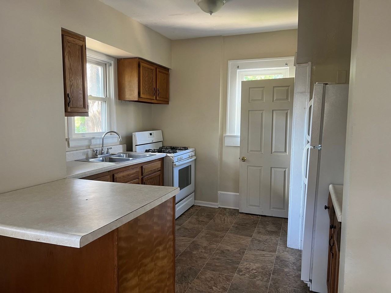 246 Gordon Dr - Photo 4 of 11