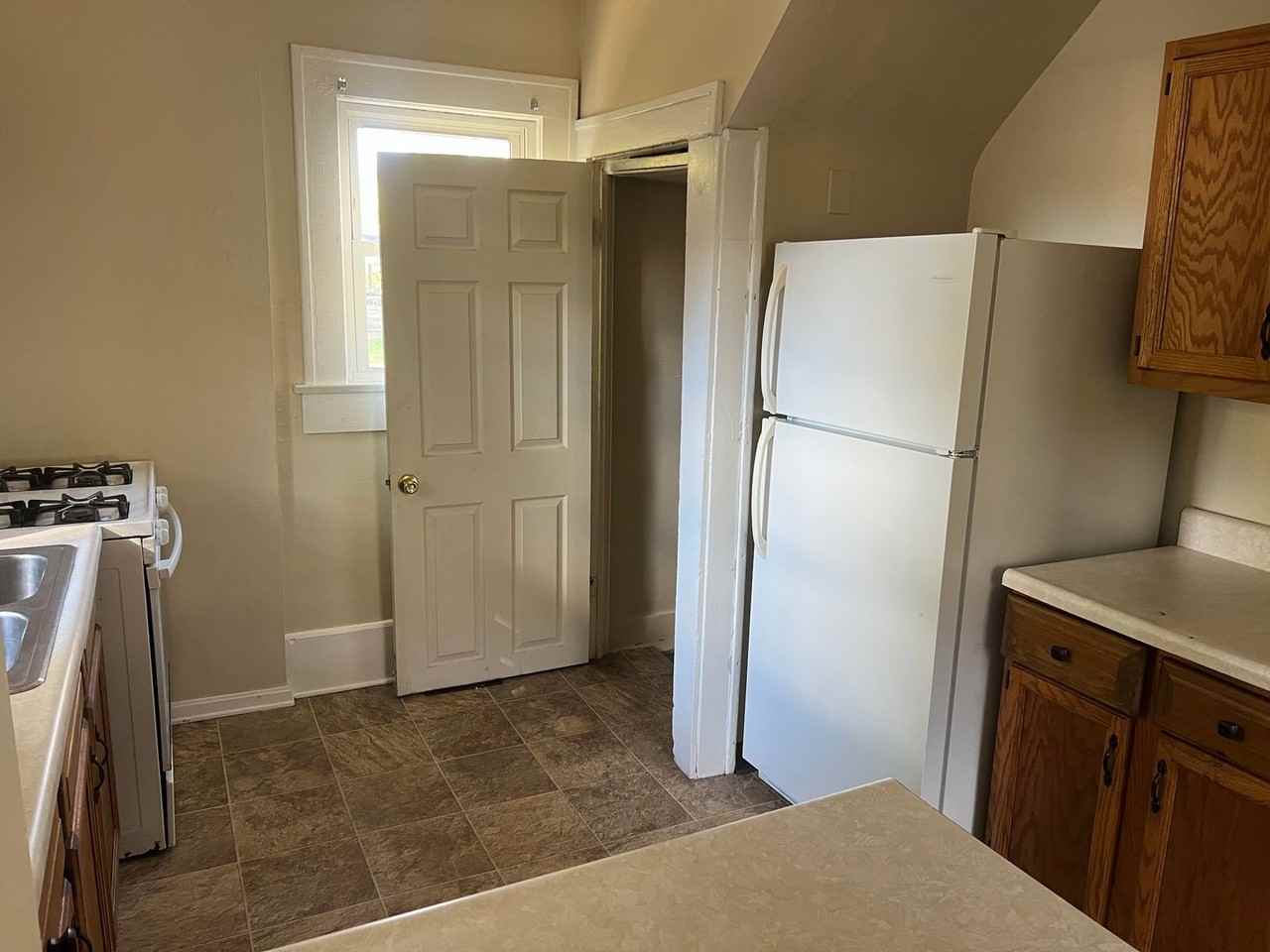 246 Gordon Dr - Photo 5 of 11