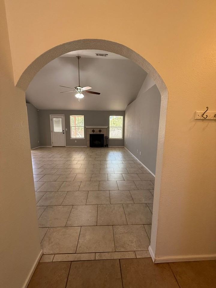 5147 Emerald St - Photo 5 of 38