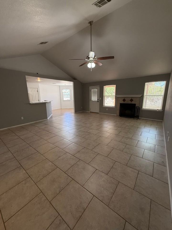 5147 Emerald St - Photo 6 of 38