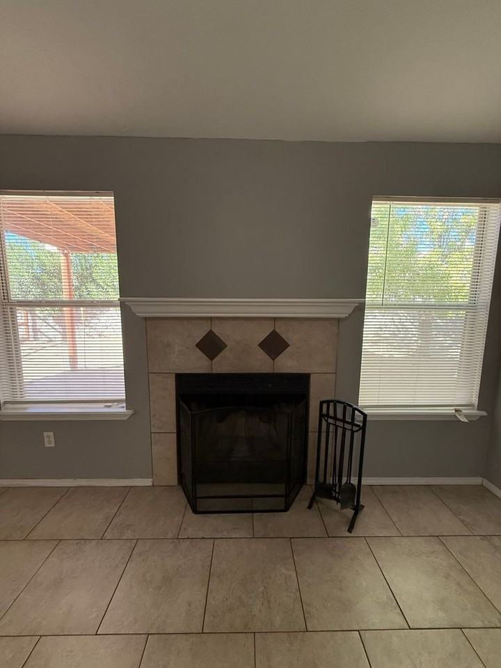 5147 Emerald St - Photo 7 of 38