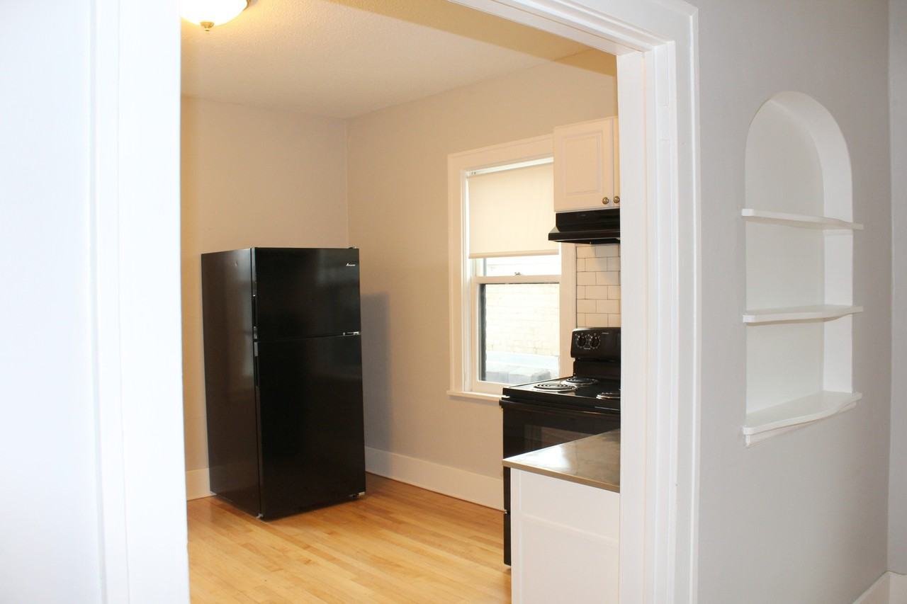 1696 1/2 Grand Ave - Photo 3 of 20