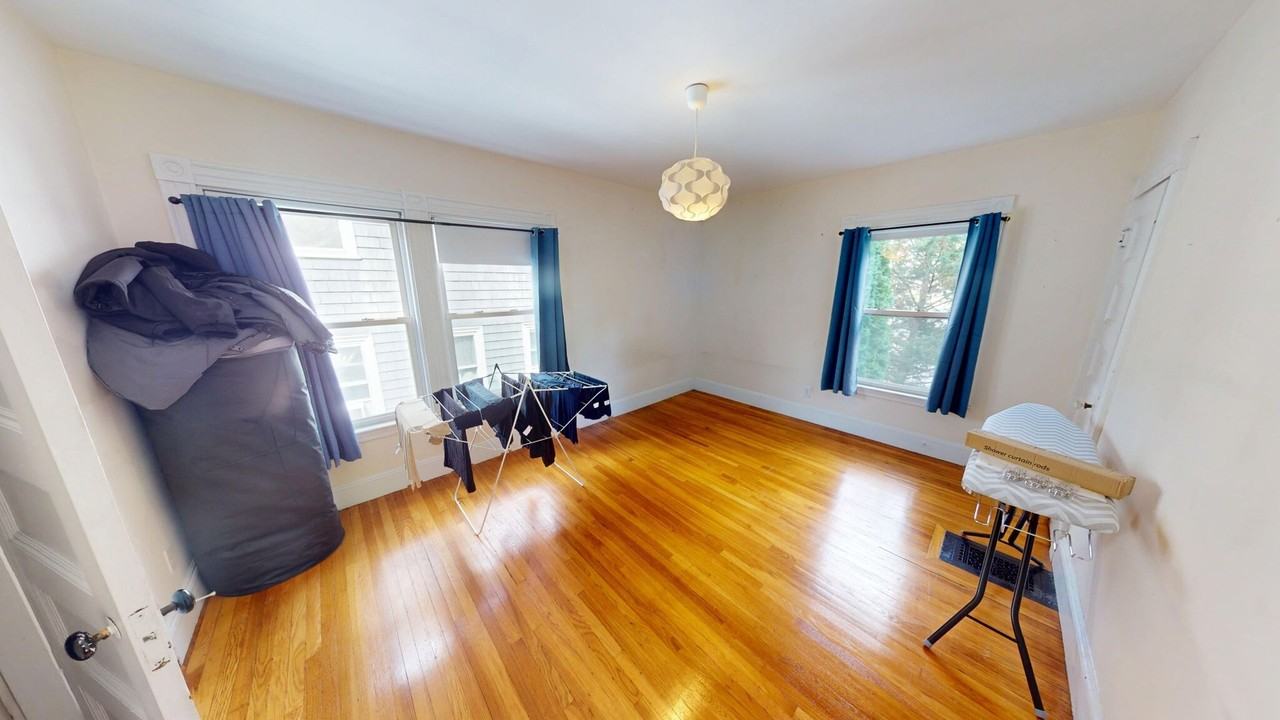 19 Woodstock Ave - Photo 3 of 15