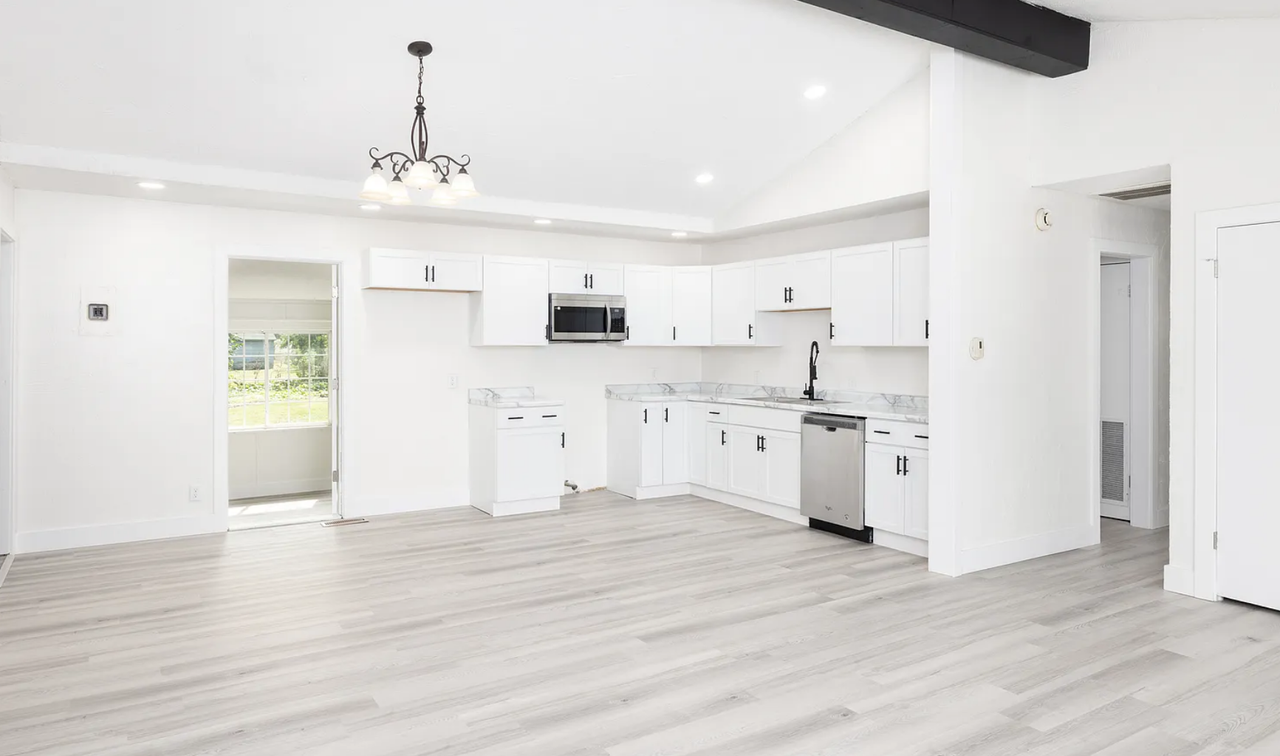 915 E Morgan St - Photo 5 of 18