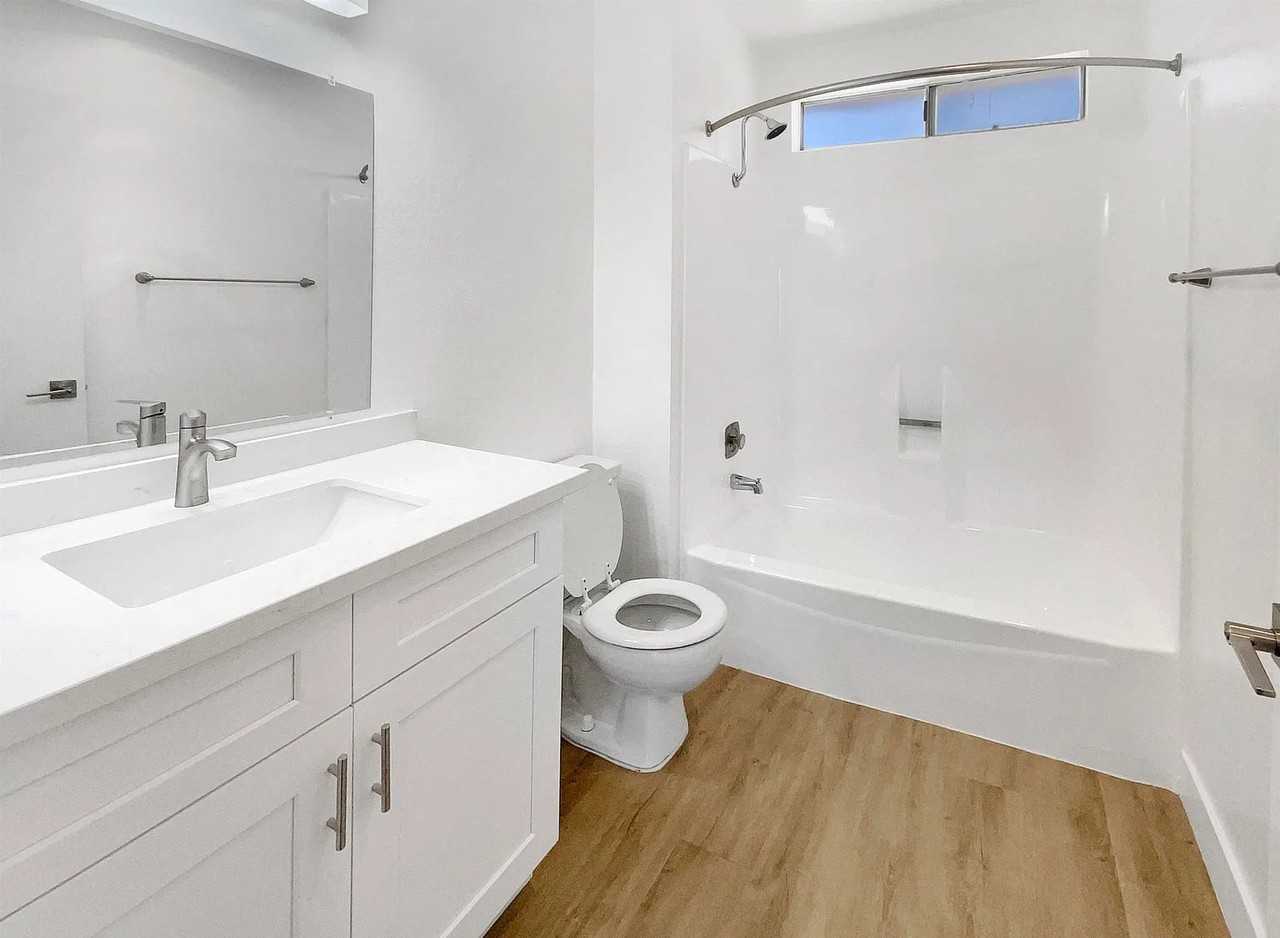 9586 Carroll Canyon Rd - Photo 3 of 10