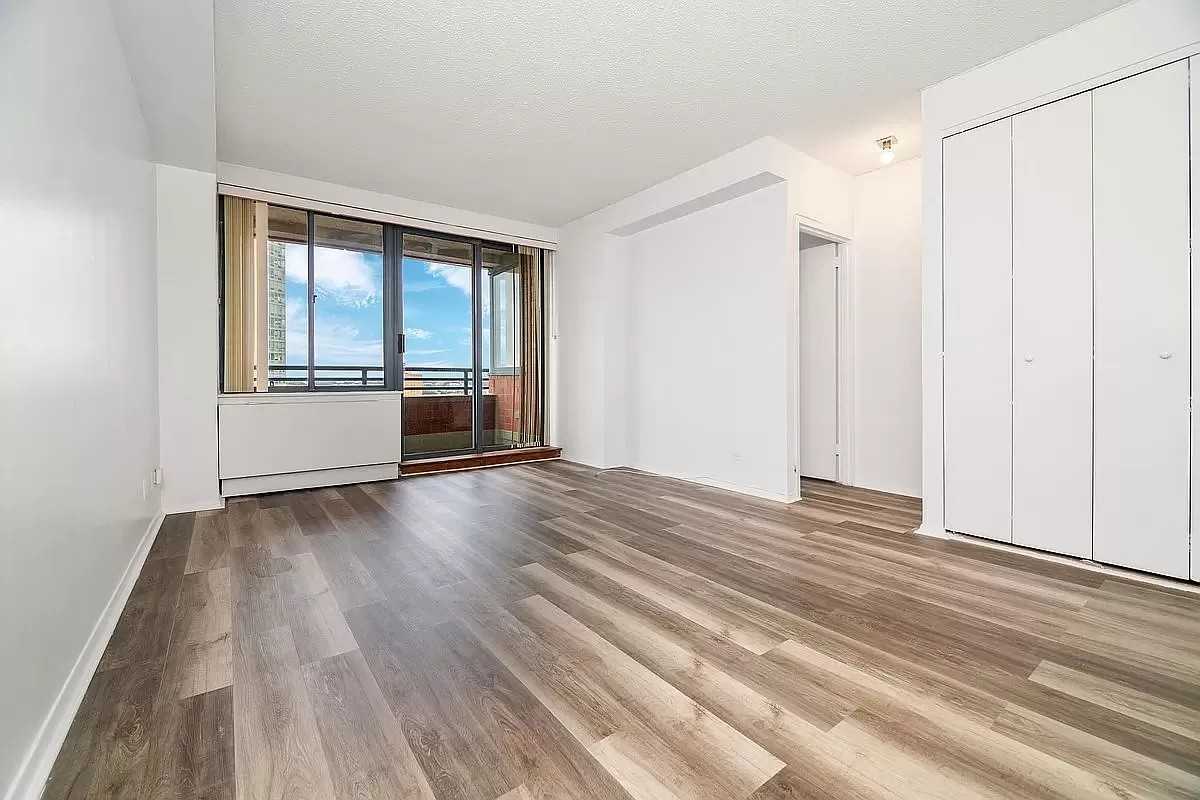 6254 97Th Pl - Photo 2 of 5