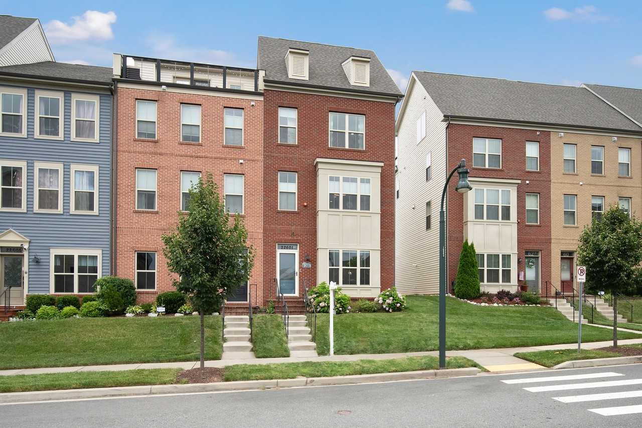 22601 Merganser St - Photo 3 of 42