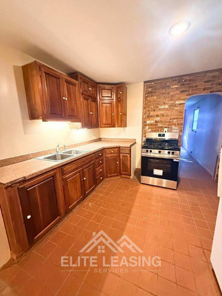 1029 Sw Woodward Ave - Photo 4 of 10