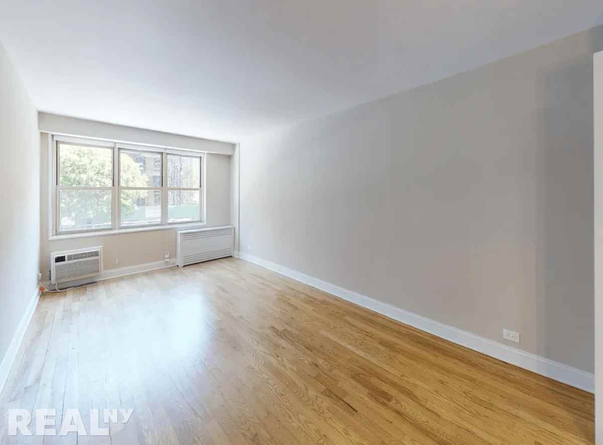 Greenwich St #310-2D - Photo 2 of 5