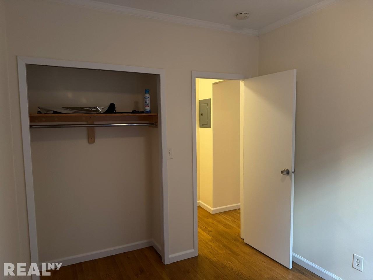 W 45th St #3D - Photo 4 of 9