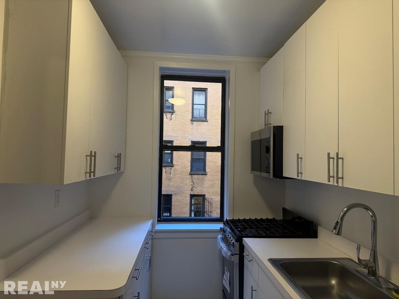 W 45th St #3D - Photo 5 of 9