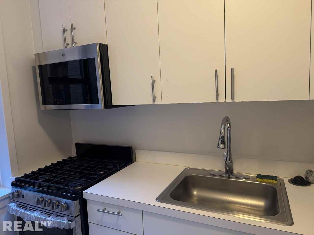 W 45th St #3D - Photo 6 of 9