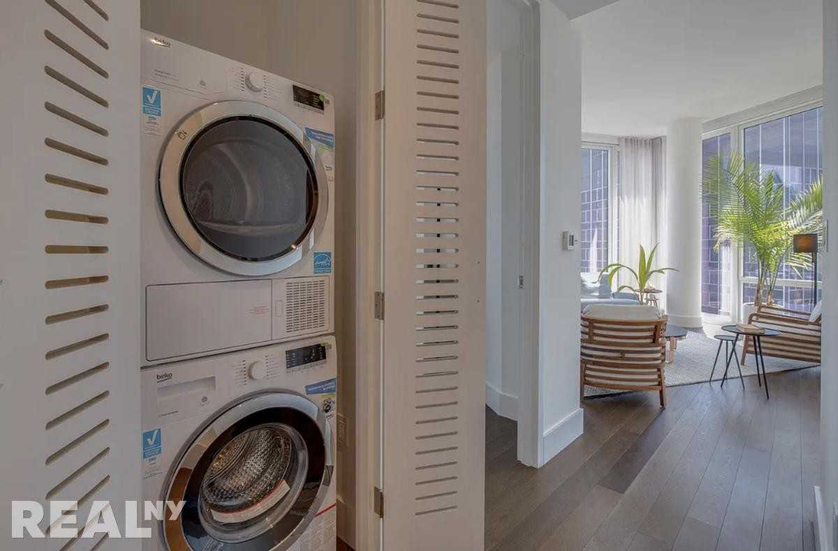 E 44th St #30E - Photo 3 of 7