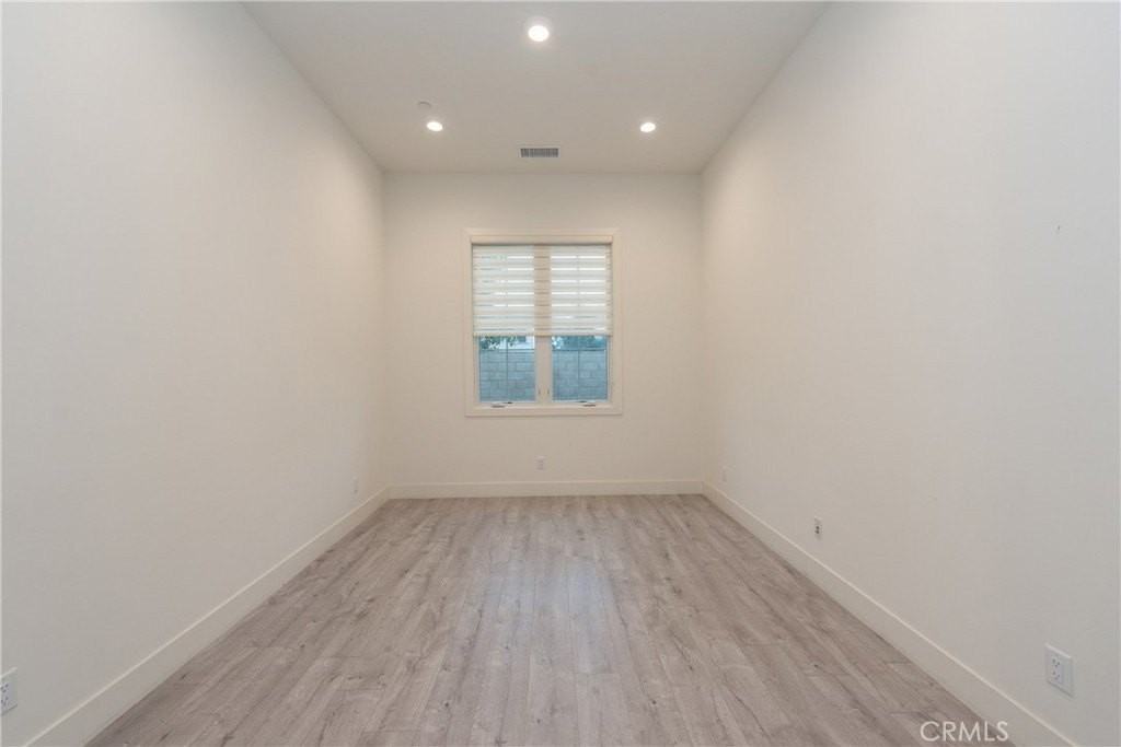 93 Spacial - Photo 3 of 32