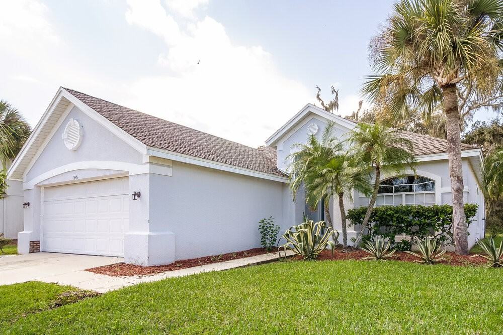 1645 The Oaks Blvd - Photo 2 of 15