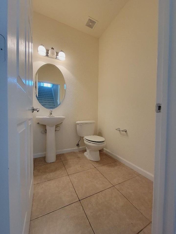 221 Greenwich Circle - Photo 6 of 14