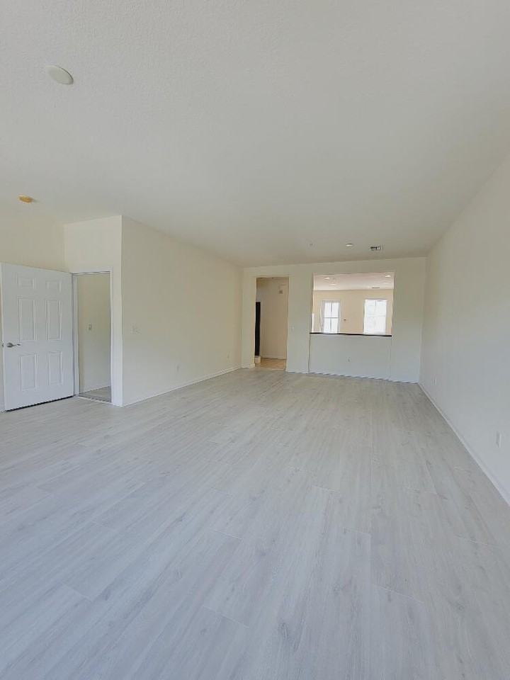 221 Greenwich Circle - Photo 7 of 14