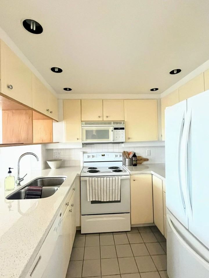 1979 Yew St #1255891P - Photo 3 of 11