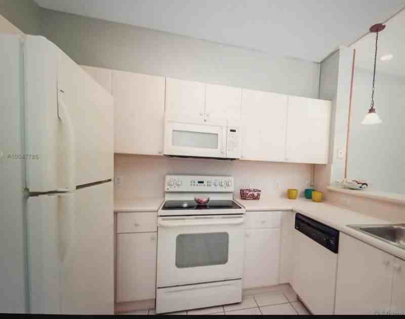 17720 Nw 67th Ave - Photo 4 of 7