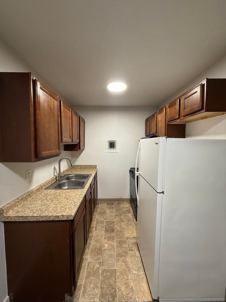 Crossroad Apartments - Photo 6 of 20