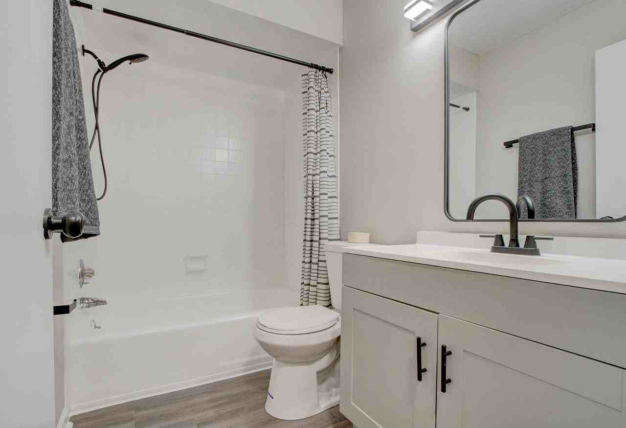 The Grove on Harcourt - Photo 4 of 39