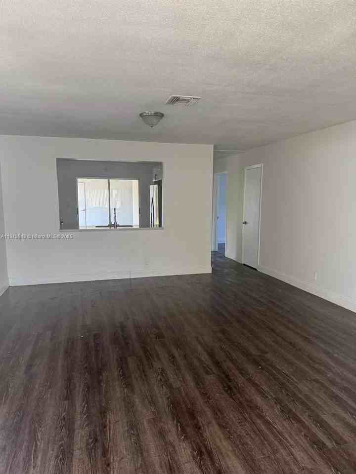 1101 Grant St - Photo 5 of 22