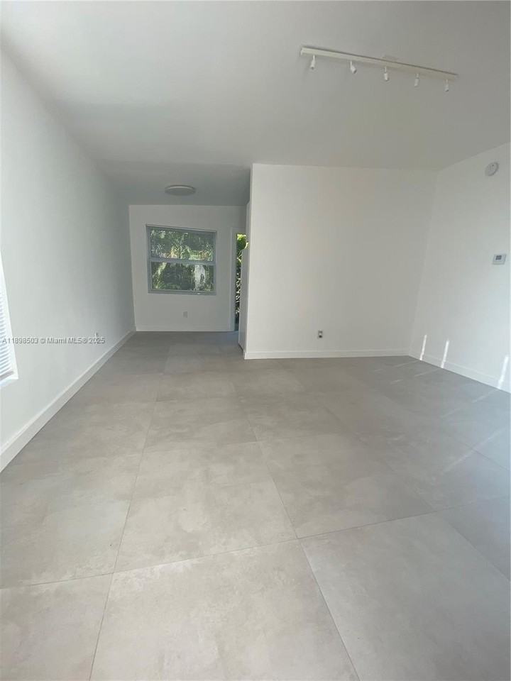 2011 Ne 167th St #6 - Photo 4 of 23