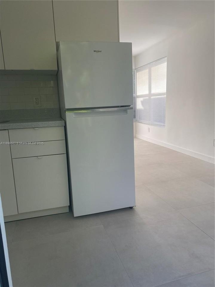 2011 Ne 167th St #6 - Photo 5 of 23