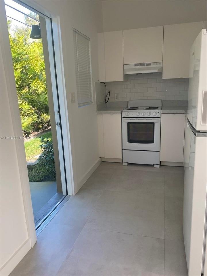 2011 Ne 167th St #6 - Photo 7 of 23