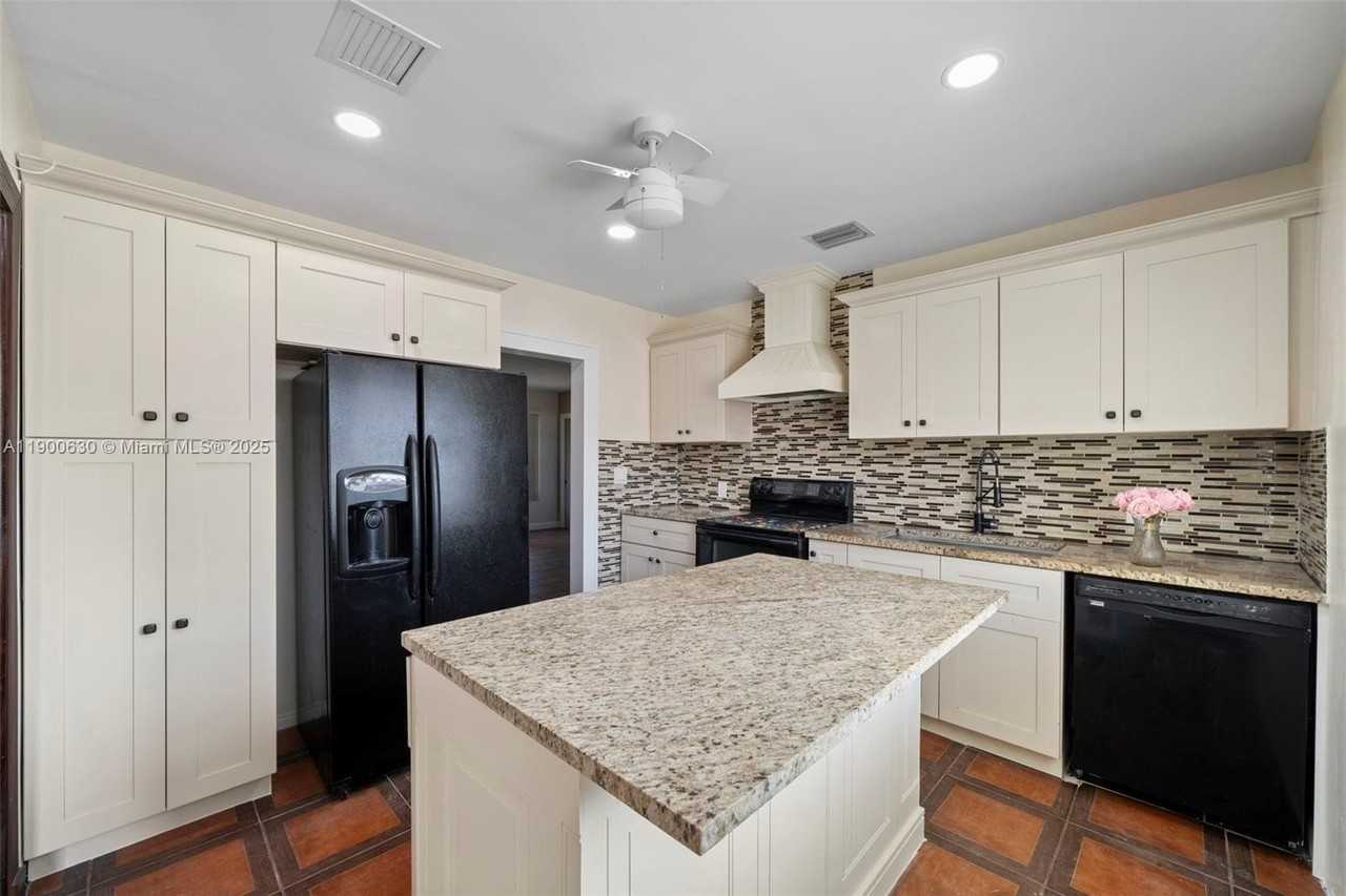 6150 Sw 15th St - Photo 6 of 50