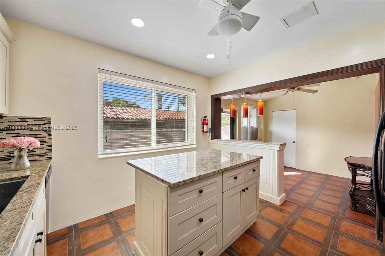 6150 Sw 15th St - Photo 7 of 50