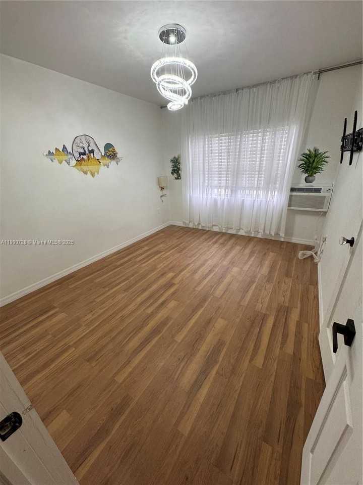 110 Ne 68th St #B - Photo 3 of 7