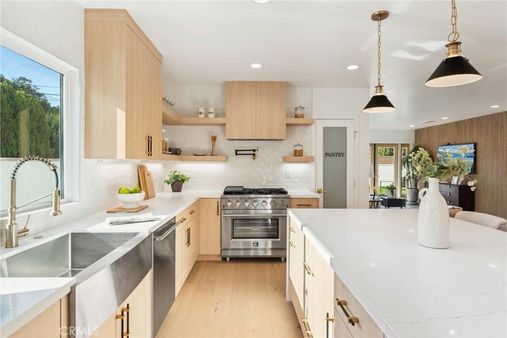 3945 S Norton Ave - Photo 4 of 50