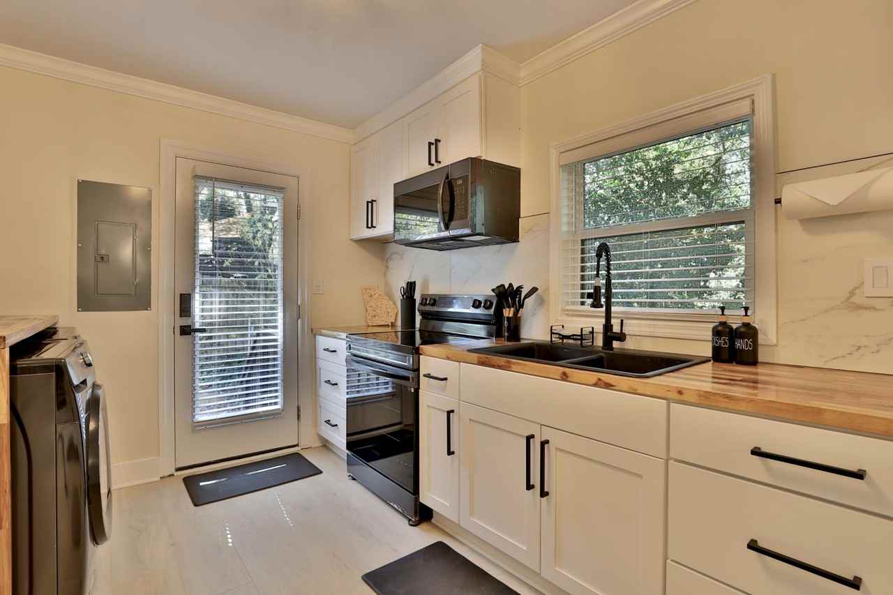 Holly Hill Dr - Photo 4 of 17