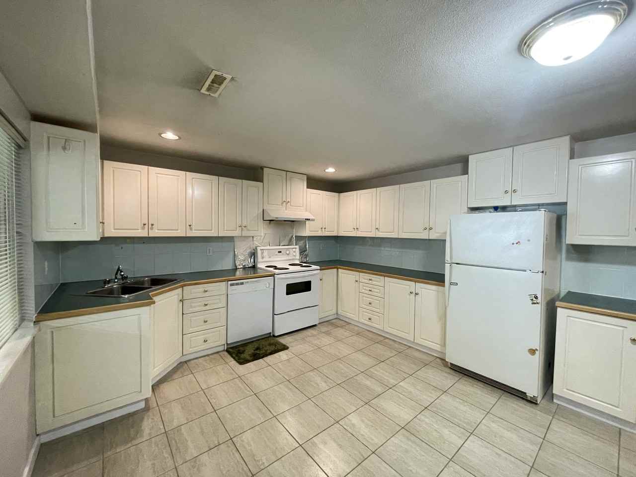 16737 85 Avenue - Photo 2 of 12