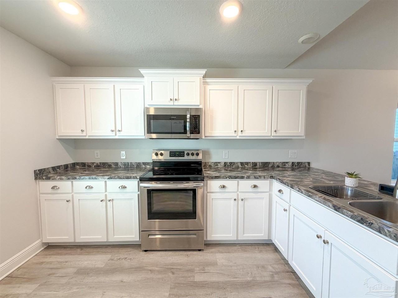 392 Hilburn Ln - Photo 7 of 26